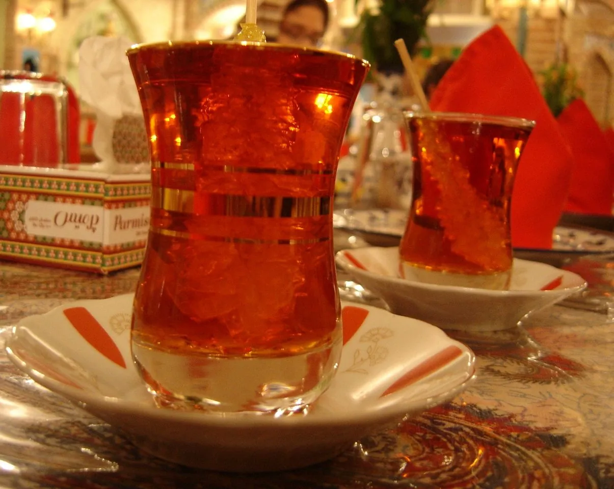 چای — نوشیدنیِ ملی، با قند یا نبات