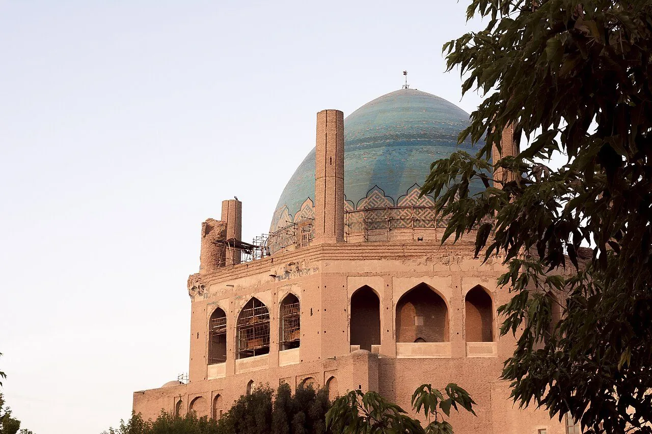 The dome of Soltaniyeh (1312) — the third-largest brick dome in the world.