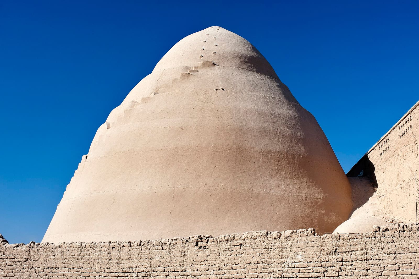 یخچالِ یزد — بر قناتِ بیابانی.