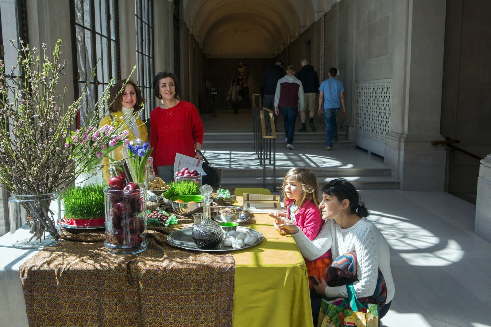 آینه، شمع و ماهیِ سرخ.