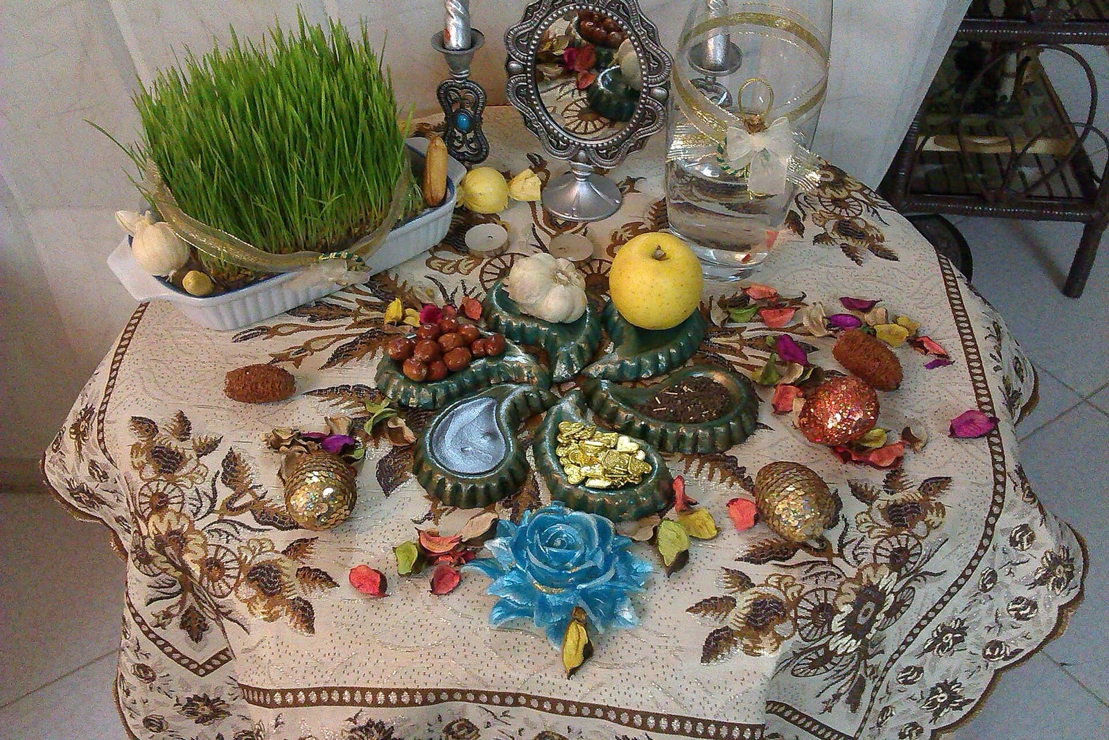 چیدمانِ نوروزی با تخم‌مرغِ رنگی.