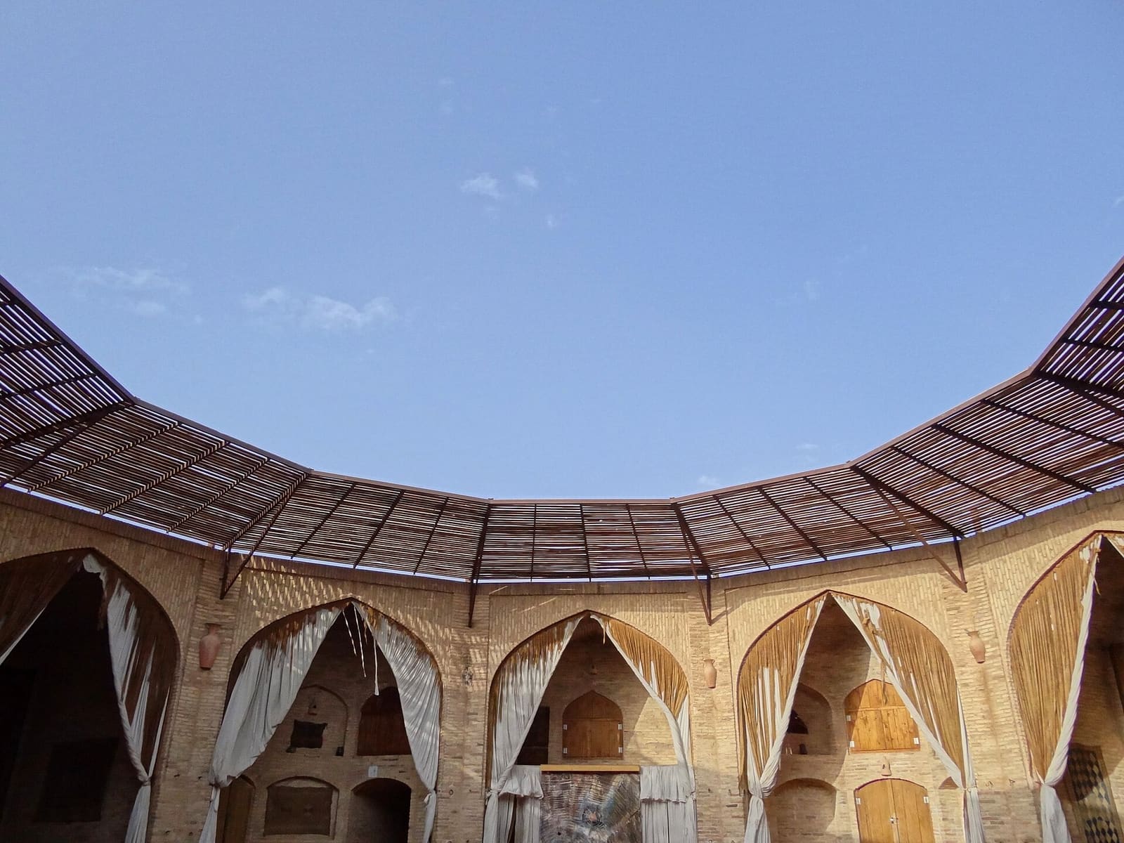زین‌الدین — تنها کاروانسرای دایره‌ای.