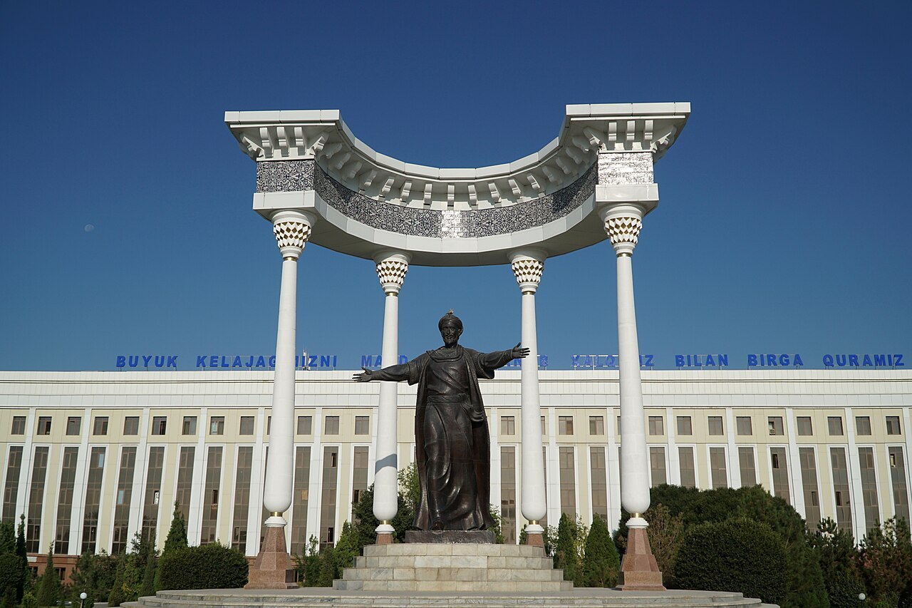 تندیسِ خوارزمی — پدرِ جبر و الگوریتم.