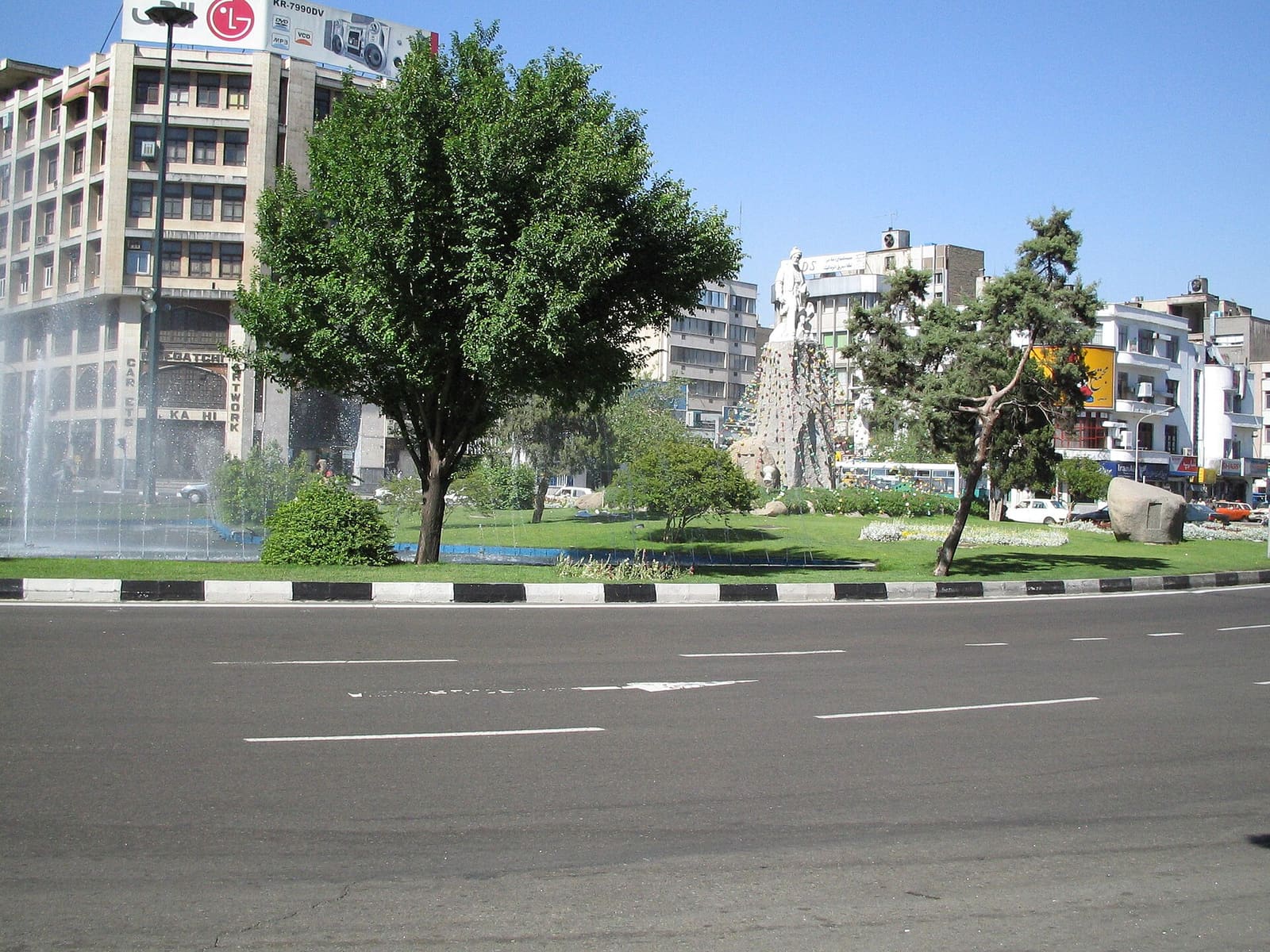 مجسمهٔ فردوسی — میدانِ فردوسی، تهران.