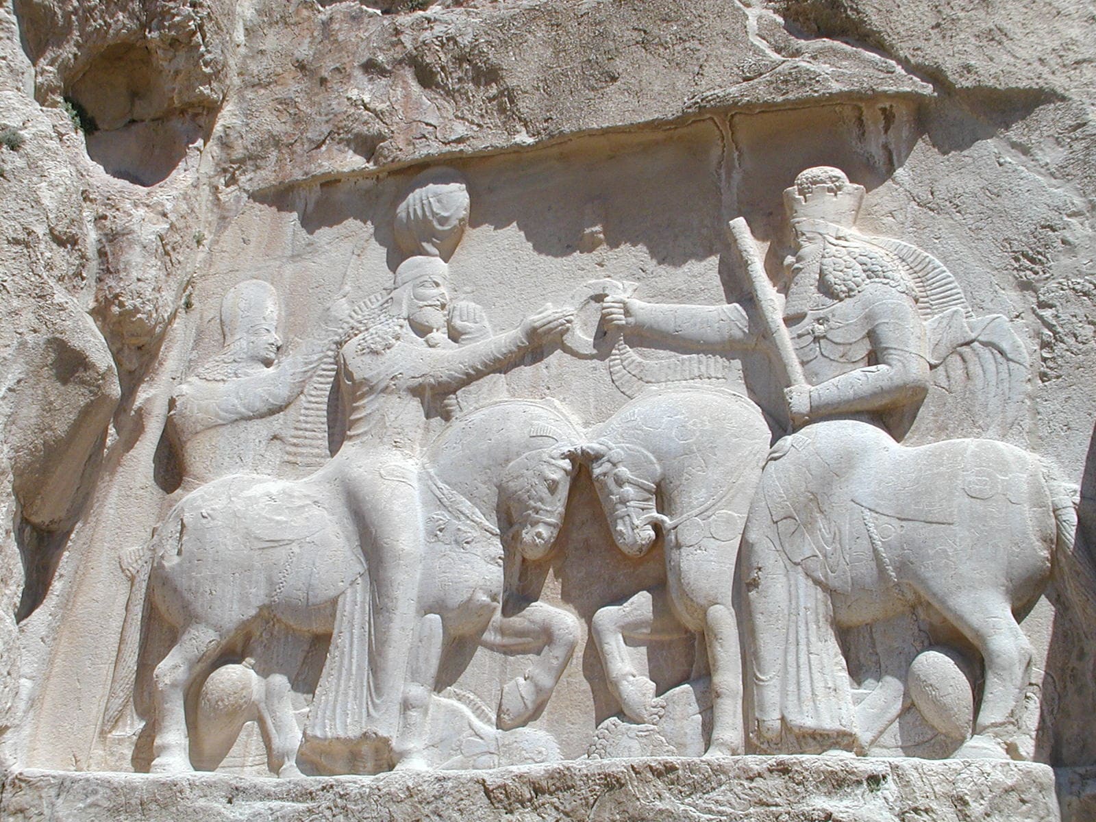 Le bas-relief rocheux monumental du triomphe de Chapour Ier sur les empereurs romains Philippe l'Arabe et Valérien, sculpté au IIIe siècle à Naqsh-e Rostam, en Iran.