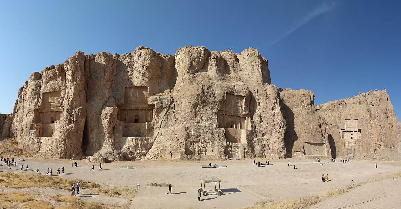 نقشِ رستم — مقبرهٔ صخره‌ایِ داریوش یکم، خشایارشا، اردشیر یکم و داریوش دوم.