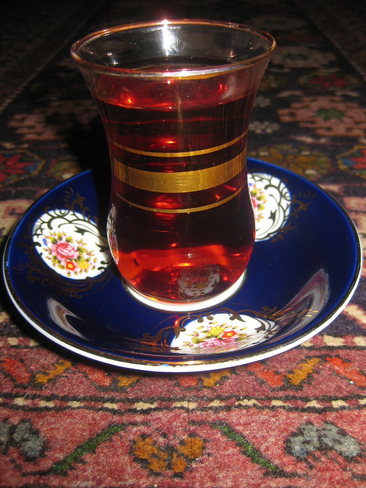 چایِ ایرانی با شیرینی