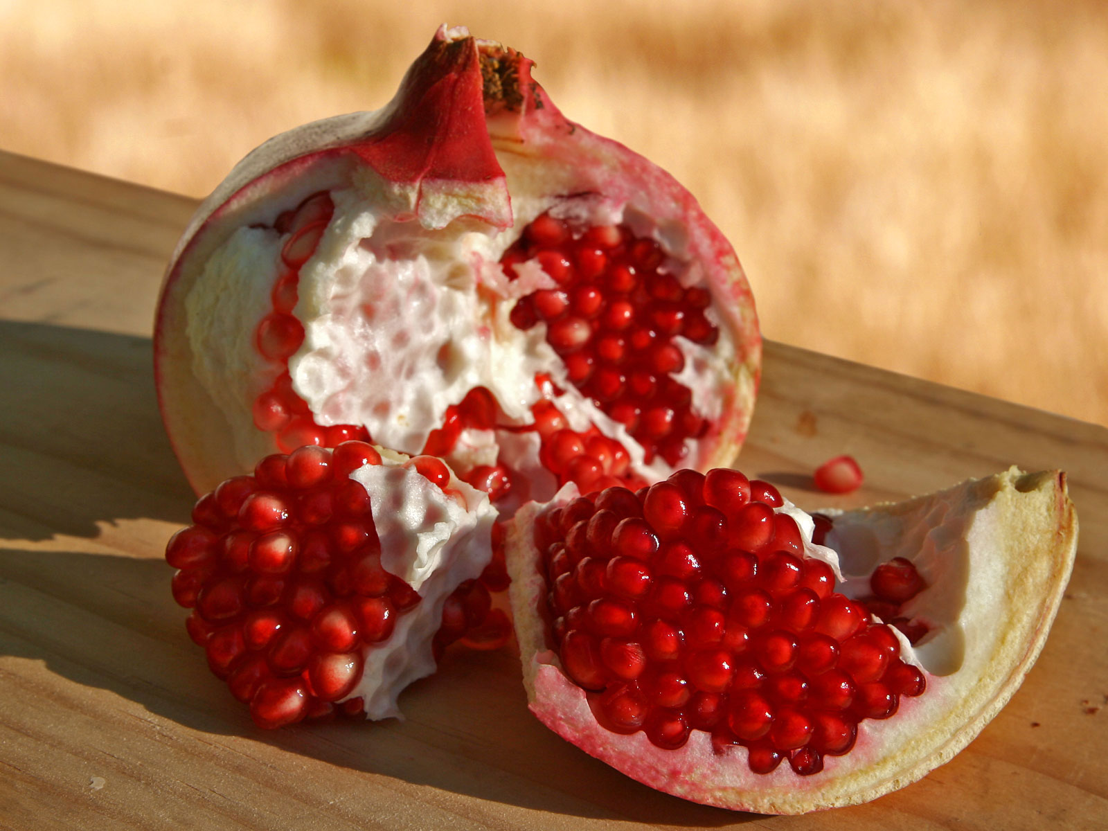 انارِ گشوده — نمادِ یلدا.