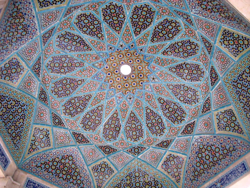 سقفِ کاشیکاریِ حافظیه.